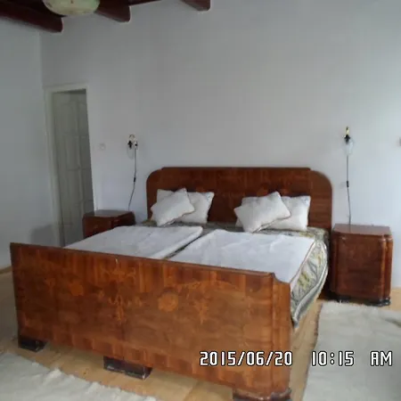 Hajnalka Apartman Haz *